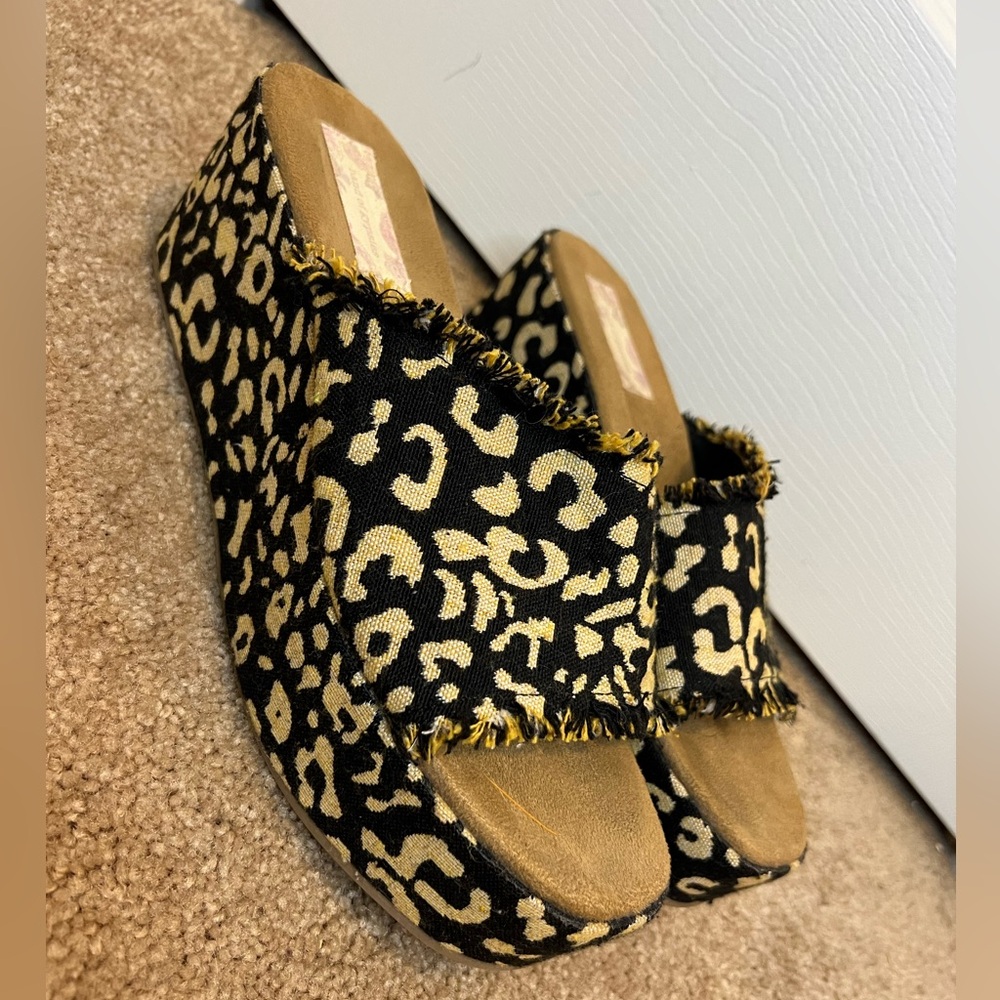 Band of Gypsies Fringed Raffia Slide on platform Sandals - cheetah print. Size 9
